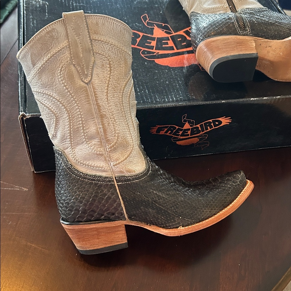 Freebird women’s 8 Warwick Olive python multi. Ne… - image 2